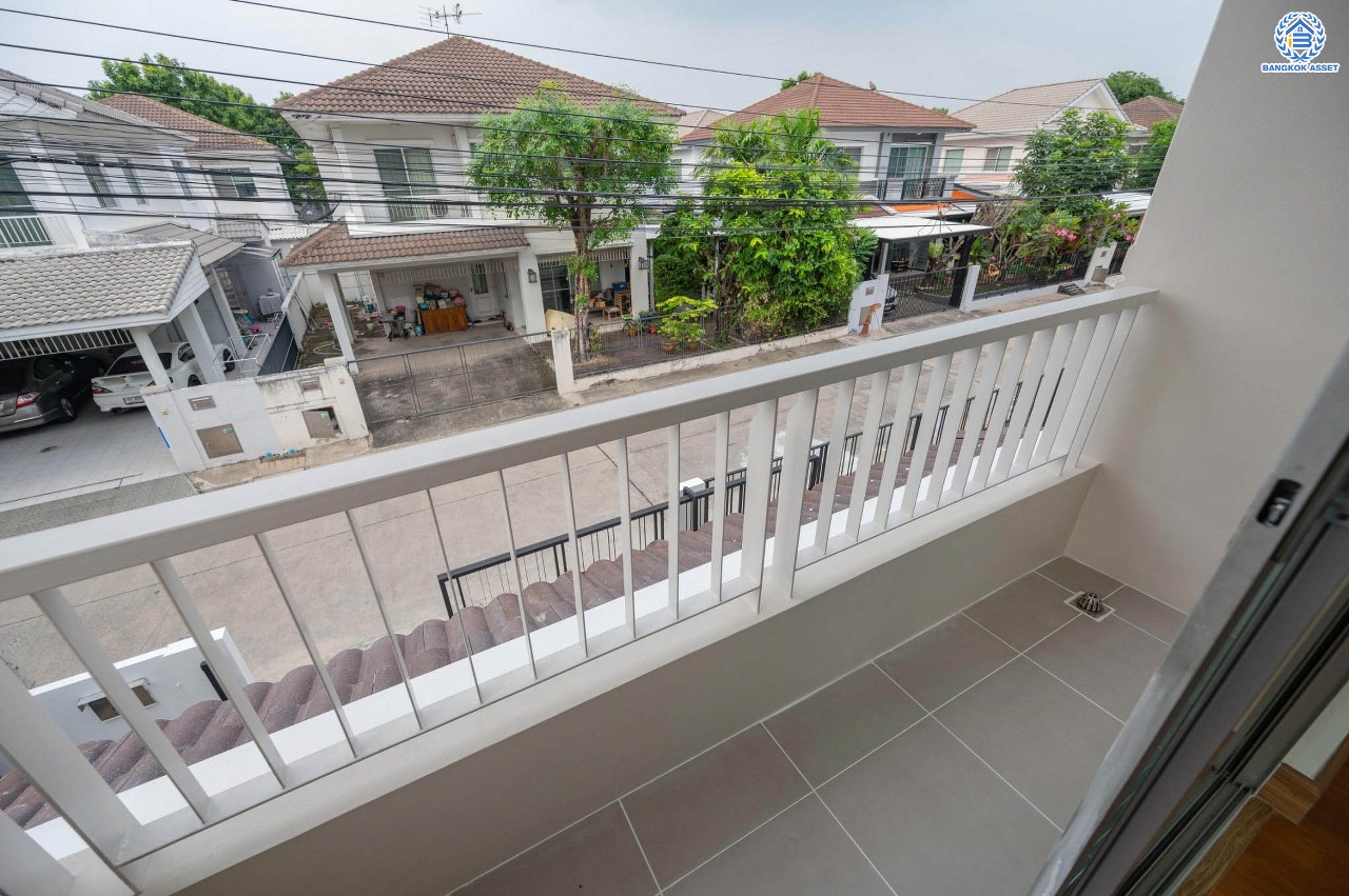 บ้านมือสองตกแต่งใหม่ คุณภาพแบรนด์ LH โครงการ ชัยพฤกษ์ ราชพฤกษ์-แจ้งวัฒนะ เนื้อที่ 66 ตร.ว. ฟังก์ชัน 3 ห้องนอน 3 ห้องน้ำ 2 ที่จอดรถ ภายในตกแต่งหรูหรา บนทำเลติดถนนราชพฤกษ์ เชื่อมสู่แจ้งวัฒนะได้อย่างรวดเร็ว ใกล้รถไฟฟ้าสายสีชมพู "ปากเกร็ด" จุดขึ้นทางด่วน "แจ้งวัฒนะ" โรบินสัน ไลฟ์สไตล์ ราชพฤกษ์ และ โลตัส นอร์ธราชพฤกษ์